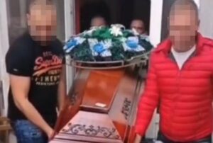 Morbidno: Vesela sahrana u Srbiji, “ode tašta…” VIDEO