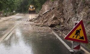 AMS RS upozorava: Kolovozi mokri i klizavi, opasnost od učestalih odrona