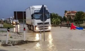 Snažna oluja na jugu Italije: Poginuo muškarac, njegova supruga se vodi kao nestala VIDEO