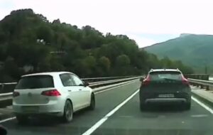 Opasna vožnja na putu prema Mostaru: Nesavjesni vozač neprestano preticao preko pune linije VIDEO