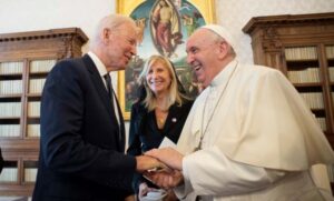 Nakon neuobičajeno dugog sastanka: Bajden otkrio šta mu je papa rekao tokom susreta