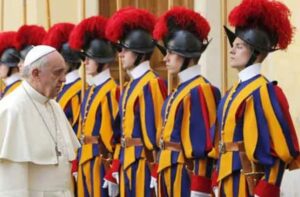 Papinu gardu napustili antivakseri, odbili obaveznu vakcinaciju