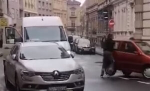 Hit snimak “obilazi” društvene mreže: Prenijeli auto koji im je blokirao prolaz, vlasnik ljut VIDEO
