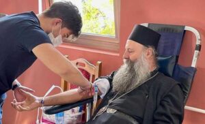 Ponovo oduševio javnost: Patrijarh Porfirije dao krv FOTO