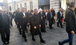 Patrijarh Porfirije i episkopi prošetali centrom Sarajeva: Prisutan veliki broj pripadnika policije