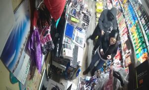 Policija traži lopova! Objavljen snimak pljačke: Maskiran i naoružan od radnice ukrao novac VIDEO