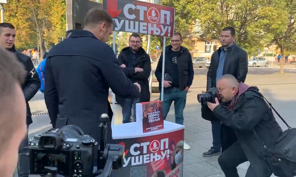 Performans opozicije u Banjaluci: Pola sata skupljali “pomoć za porodicu Dodik”