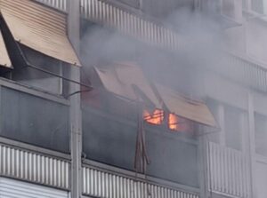 Vatra pod kontrolom: U požaru u stanu stradalo jedno lice, drugo povrijeđeno
