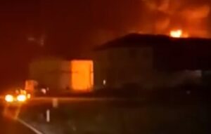 Vatrogasci na terenu: Gori fabrika u Srebreniku VIDEO