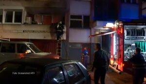 Požar u Tesliću: Vatrena stihija za nekoliko minuta uništila stan VIDEO