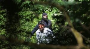 Objavljeni snimci: Maskirani muškarci s oružjem hrvatske policije tuku migrante