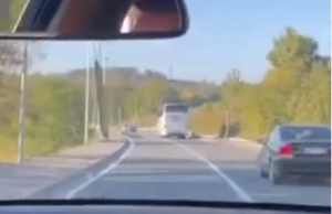 “Uzeti mu vozačku”: Snimak divljanja na putu šokirao vozače VIDEO