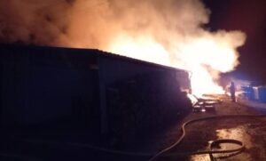 Vatrogasci se dva sata borili sa požarom: Šteta u stolarskoj hali veća od 300.000 KM