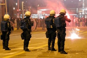 Vodeni top, suzavac i gumeni meci na demonstrante: Razbijeni protesti zbog korone