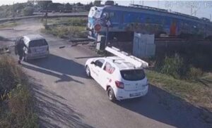 Izbjegnuta tragedija: Vozač krenuo da pređe pružni prelaz bez rampe VIDEO