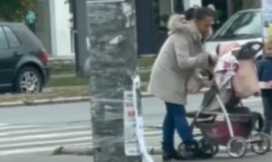 Mnogi ostali u šoku: Žena šamara bebu u kolicima na ulici VIDEO