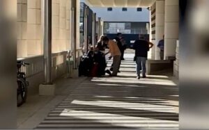 Drama na fakultetu: Žena uhapšena zbog maske, pružala otpor pri stavljanju lisica VIDEO
