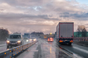 Vozači, molimo za oprez: Vozi se  po mokrim i klizavim kolovozima, povećana opasnost od odrona