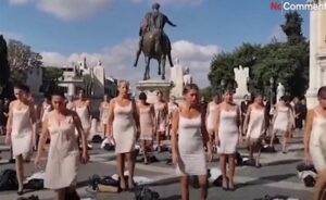 Protest na trgu! Stjuardese ugašene kompanije skinule uniforme, ostale u donjem vešu VIDEO