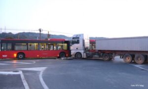 Nesreća na auto-putu kod Obrenovca: Kamion udario u autobus pun putnika