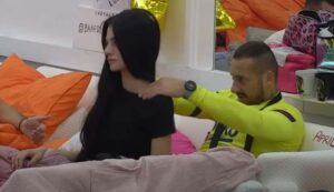 U Zadruzi se ne zna ko je s kim: Tara Simov u krevetu sa fudbalerom Dinom Dizdarevićem
