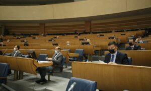 Obratio se poslanicima: Tegeltija u parlamentu obrazložio odluku o smjeni Podžića