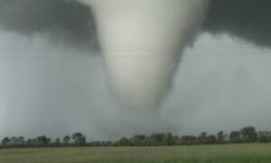 Pokidao kuću: Tornado odnio bebu, pronašli je na krošnji drveta