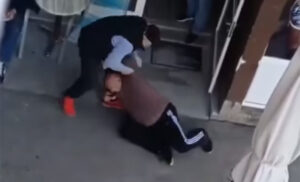 Brutalna tuča dvojice sredovječnih muškaraca: Mlate se ispred kafića, kamera sve snimila VIDEO