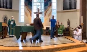 Tuča u crkvi: Ometao misu, pa ušao u fizički sukob kod oltara VIDEO