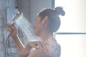 Najnoviji trend: Može li tuširanje hladnom vodom pomoći kod akni?