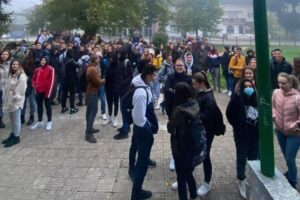Gimnazijalci u Sanskom Mostu nezadovoljni: Učenici odbili ući u hladne učionice