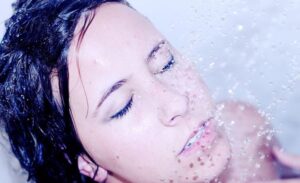 Dermatolozi tvrde da nam ta navika šteti: Zašto umivanje pod tušem nije dobro za kožu?