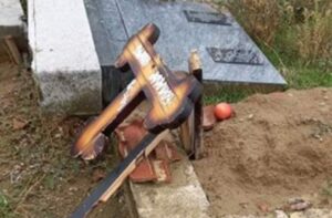 Novi slučaj represije nad Srbima na Kosmetu: Polomljeno pet krstova na groblju