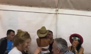 Šok snimak sa veselja: Vendi tapše, Šeki miluje plavušu, a plesačica radi poseban performans VIDEO