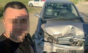 Jedan selfi nakon udesa… Voz mu smrskao “mercedes”, a on odlučio da se slika