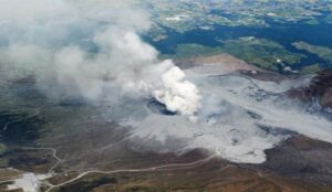 Nema podataka o eventualnim žrtvama: Vulkan u Јapanu izbacio pepeo na visinu od 3.500 metara VIDEO