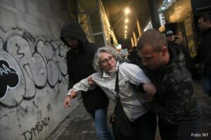 Policija reagovala: Žena privedena nakon gađanja jajima murala Ratka Mladića VIDEO