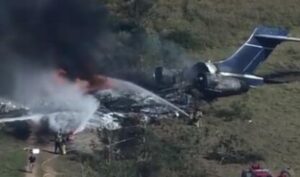 Avion se srušio na aerodromu: U padu letjelice poginule četiri osobe, a jedna povrijeđena
