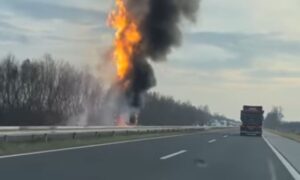 Blokiran saobraćaj: Nesreća na auto-putu, eksplodirala cisterna VIDEO
