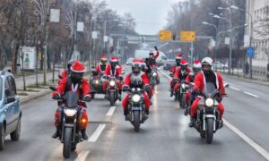 Obradovaće mališane i ove godine: Motociklisti Djeda Mrazovi u Banjaluci dijele paketiće