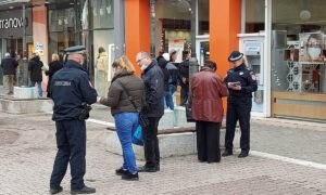 Banjalučka policija na Trgu Krajine: Počela kampanja “Budi oprezan-oružje nije igračka”