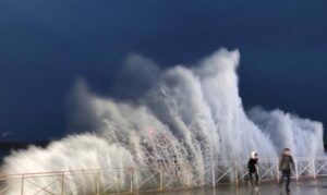 Bez struje oko 56.000 ljudi: Olujni vjetar i kiša na Krimu VIDEO