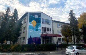 Prijedor dobio osmi mural: Autorski rad “Nebo je granica” uljepšao fasadu škole