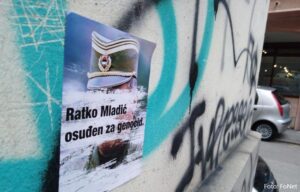 Nove “poruke” na zidu: Beograd oblijepljen natpisima “Ratko Mladić – osuđen za genocid”