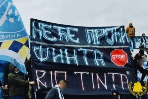 Navijači bijeljinskog Radnika poslali poruku: Na utakmici transparent “Neće proći finta Rio Tinta”