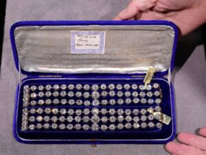 Aukcija u Švajcarskoj: Pored ogrlice Marije Antoanete tu su i patike Kobija Brajanta