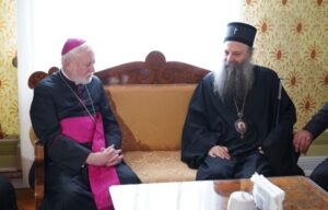 Prijatan razgovor u manastiru Kovilj: Porfirije ugostio sekretara iz Vatikana
