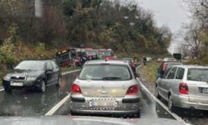 Udes blokirao saobraćaj: Prevrnuo se autobus, povrijeđeno nekoliko osoba