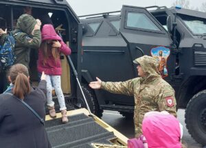 MUP RS ugostio djecu u Zalužanima: Mališani upoznali opremu koju koristi policija FOTO