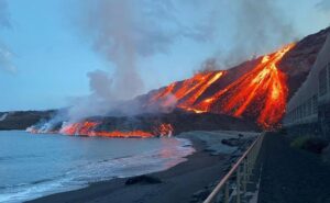 Lava još pravi probleme: Vlasti naredile stanovnicima da ostanu u zatvorenom VIDEO